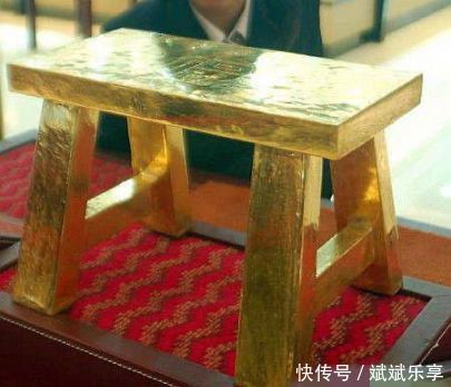 参加活动，姑娘穿着报纸做成的衣服，真是太时尚了