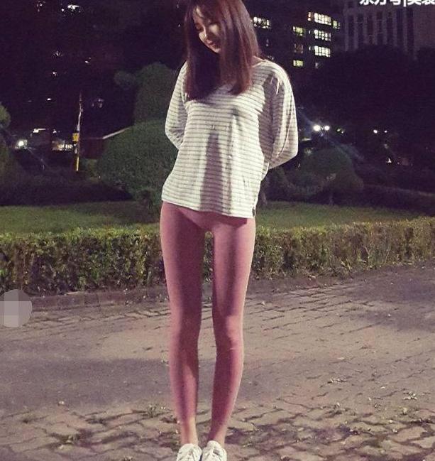 光彩照人的打底裤美女，充满了成熟女人味