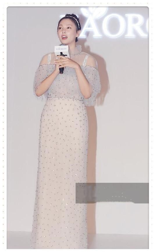 李菲儿鱼骨裙夸张,张雨绮、大S穿薄纱裙,一个真性感一个大妈相