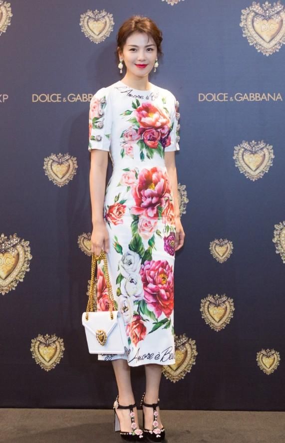 刘涛这鞋子真猛，10厘米高跟竟只用“一张纸”支撑，真怕它断了!