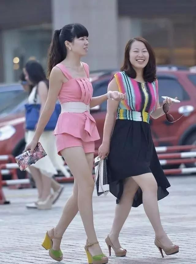 街拍:小姐姐粉红上衣粉色短裤,休闲和舒适的色彩搭配