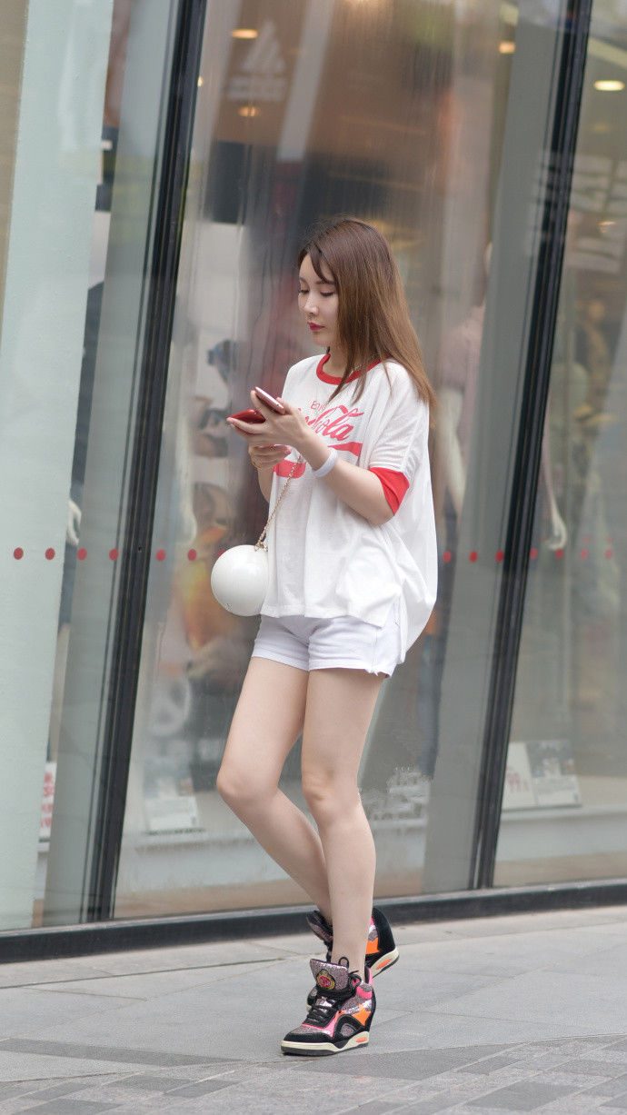 北京街拍，高颜值的成熟女人都爱这么搭，满满的女人味!