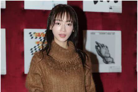 吴谨言大热天穿棕色高领厚毛衣，热得她刘海根根分明，面泛油光