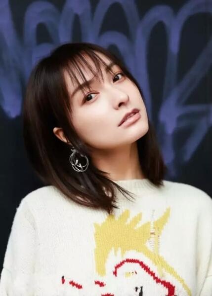 吴昕头发拉直后真的变得好美，可总是留着与众不同发型的女星是她