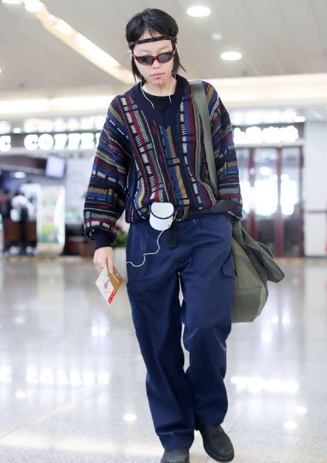 窦靖童简直了，又在裤腰带上挂茶杯，网友：这时尚看不懂