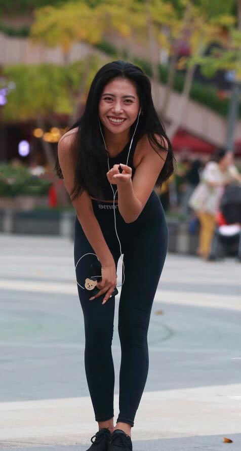 甜美小姐姐紧身裤包裹修长纤细美腿，笑起来很有感染力