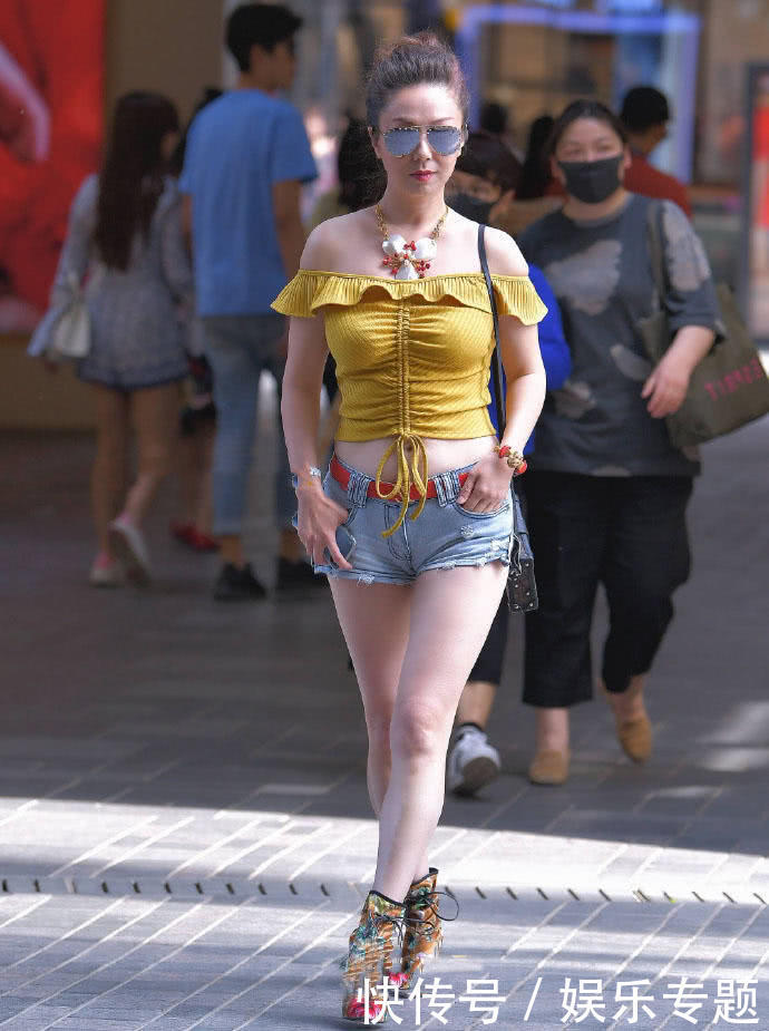 小姐姐身材太好穿吊带被兜的尴尬，牛仔短裤也勒的太紧，长得漂亮