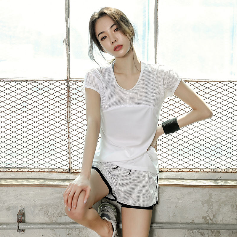 健身房的妹子真会穿，紧身健身服勾勒腰线，让你在人群中耀眼夺目