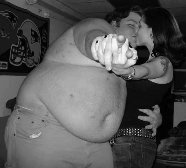 美国一名胖子找女子结婚网友大喊是真爱，后被扒出所谓“真相”