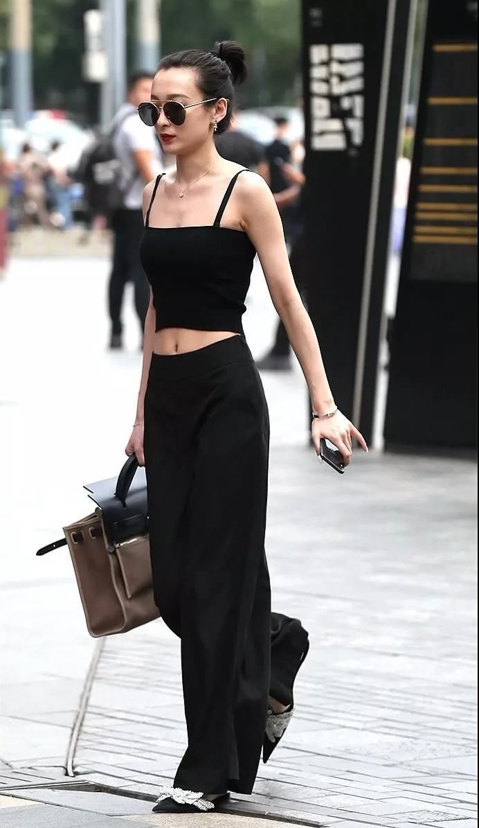 深圳街拍 长腿、小蛮腰的曲线 提现出美女的天生丽质和原始性感