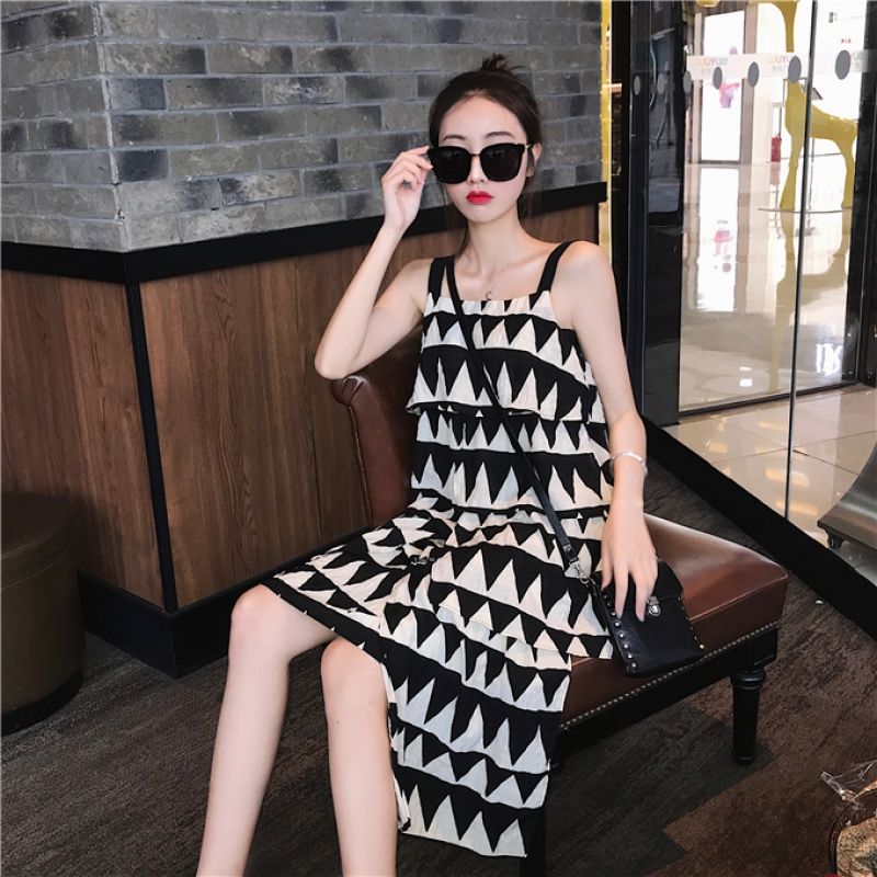 姐姐的连衣裙穿的好漂亮,你看看下图,比夜店的还性感洋气