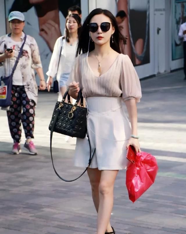  #女生#纯色衬衫怎么搭配显气质 优雅女生衬衫搭配示范