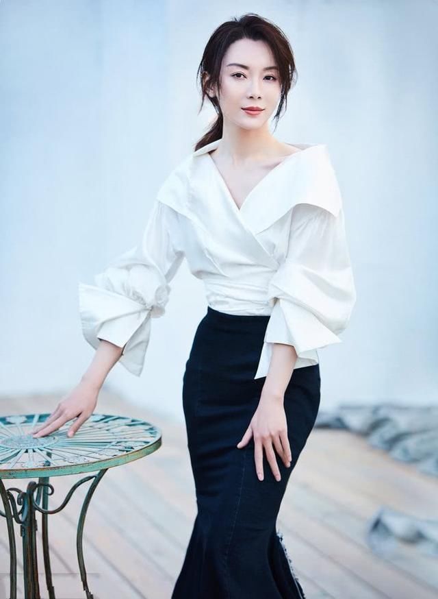 陈数穿白T配牛仔裤现身机场，瞬间嫩到飞起，网友:只有20岁吧!