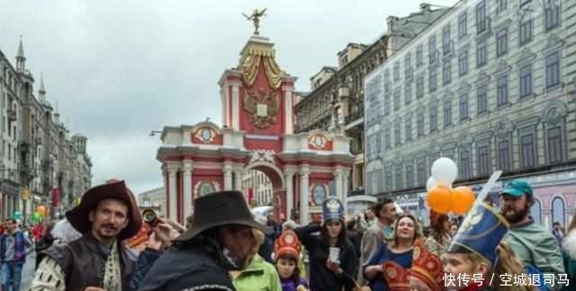 此地比我国面积还大300万, 但是人口为何才4000万