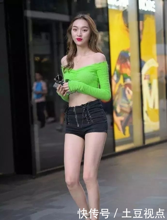  『美女』街拍：不关注细节的话，美女这身穿搭与气质算得上惊艳了吧？