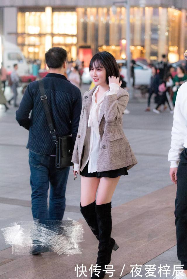  『特别』街拍：穿着特别清凉的美女，白色的吊带裙十分具有仙女的气息！