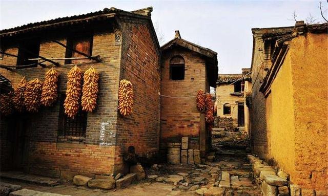山西有座蜂窝式古城堡，用蛋清与糯米砌墙，过去只有几十户人家