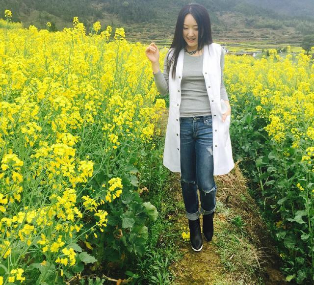 杨钰莹全家照，妈妈依旧很有魅力，回应谣言称：他是我的初恋