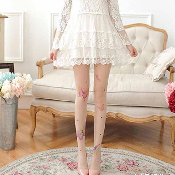 纯色丝袜满足不了美腿吸睛效果？刺绣印花丝袜性感露腿杀