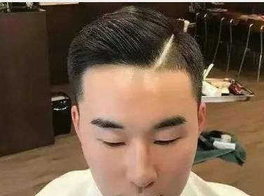「头部两侧」男生头发两边炸毛该如何打理?