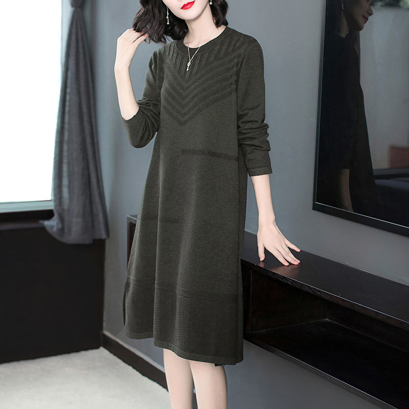 小姨身穿这“秋装裙”，洋气超迷人，原来本季流行这么穿，美呆了