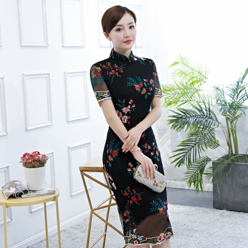 和表姐同时参加聚会，她身上的改良旗袍，让人眼前一亮太美太闪耀