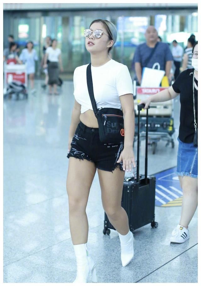 王菊对自己真狠,这么紧的裤头也硬塞,不想勒出“游泳圈”尴尬了