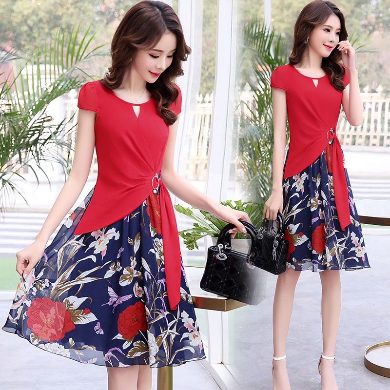 七月到了，47岁老婆换上这气质裙，好有女人味，逛街满满回头率