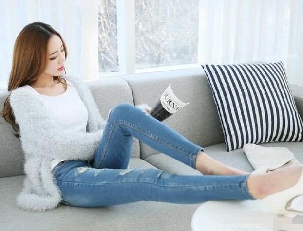 时尚又显个性的牛仔裤，修饰唯美身姿，更显靓丽与唯美