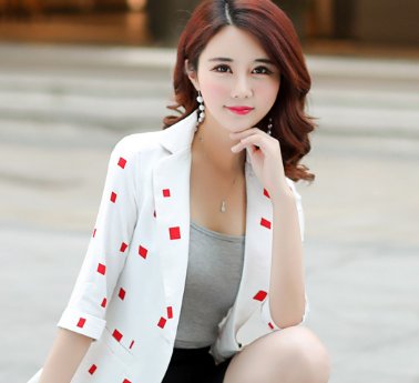 女人个子矮不要怕，现流行小西装+小脚裤，显瘦又显高白领范十足