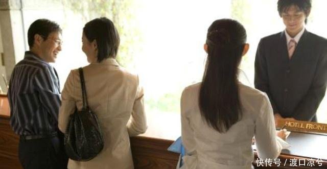 外出入住酒店时，要是在床上看见这种东西，最好和前台要求退房