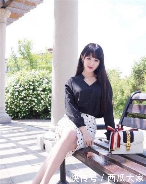  让小姐姐：肤白貌美的美女街拍：甜美可爱的美女，十分抢眼！