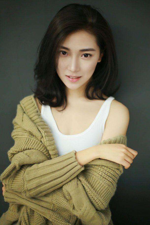 街拍:旋转木马上的小姐姐,白色背心抢镜,网友:提升了数个档次