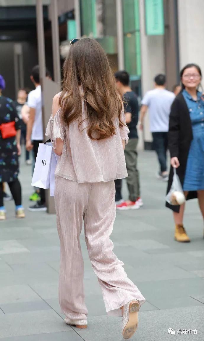 街拍:长相气质俱佳的魅力美女，背影更加迷人