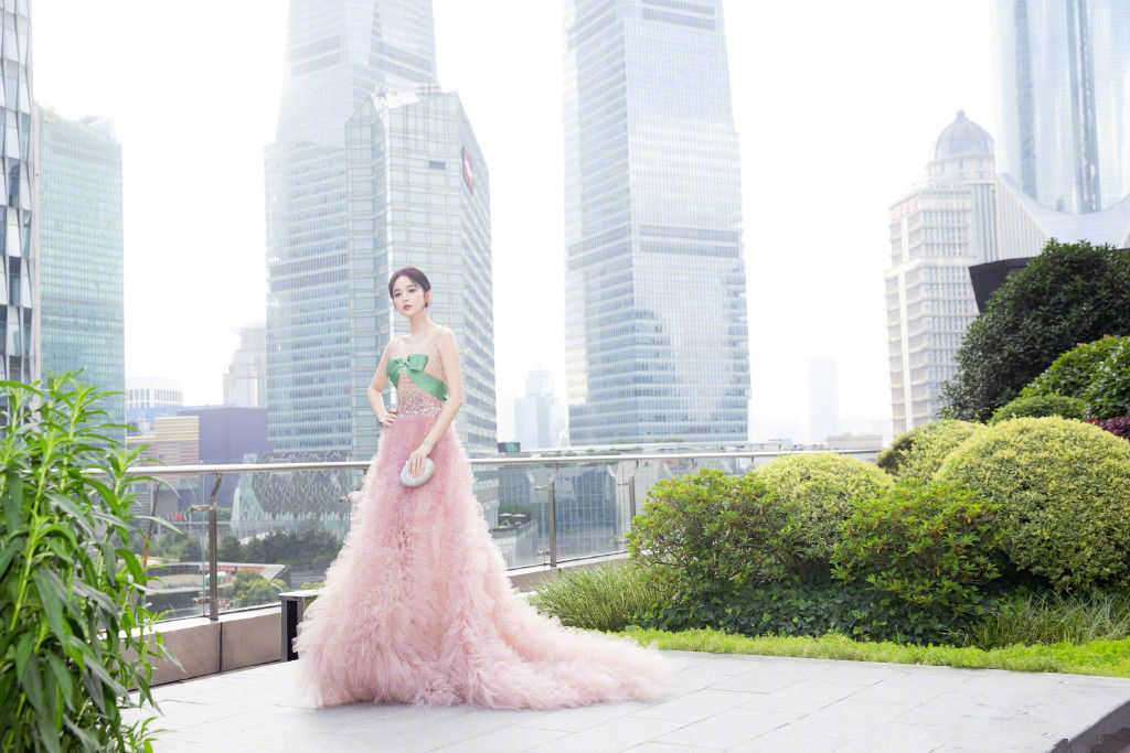 冷酷的“丁建国”穿起长裙很抢眼，她一直像是娱乐圈里的隐形美女