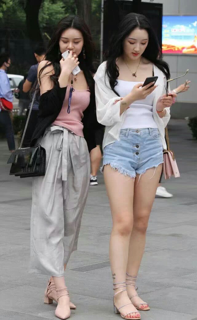 牛仔裤让小姐姐瞬间拥有白富美的腿部，穿出来很有气质，搭配恰到