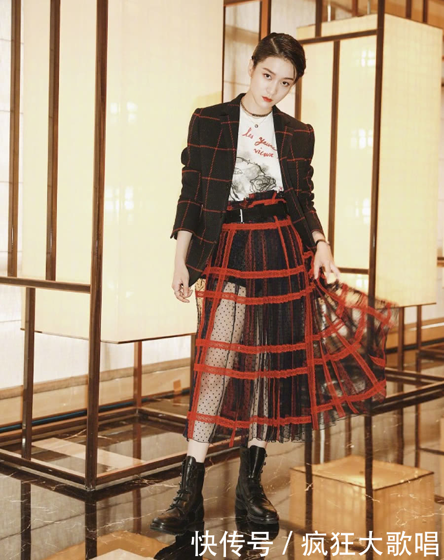 张雪迎西装造型撞上李沁，一个精修图一个机场照，李沁竟然完胜！