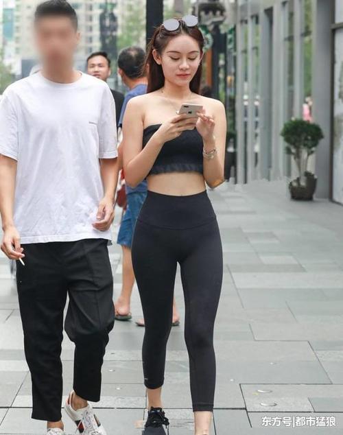 街拍: 穿打底裤逛街的美女, 谁给的勇气穿出门的!