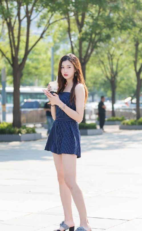 【小姐姐】街拍:身材很不错的小姐姐,一身靓装,还显腿长