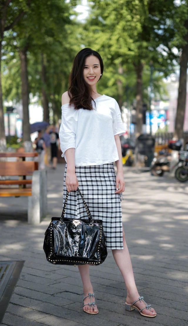 美女散步，优雅漂亮娴静端庄，身材真完美！