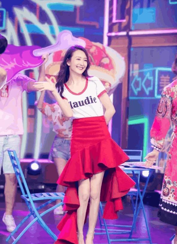 王鸥一身牛仔连体裤美出新高度!网友： 我就好奇她上厕所怎么办