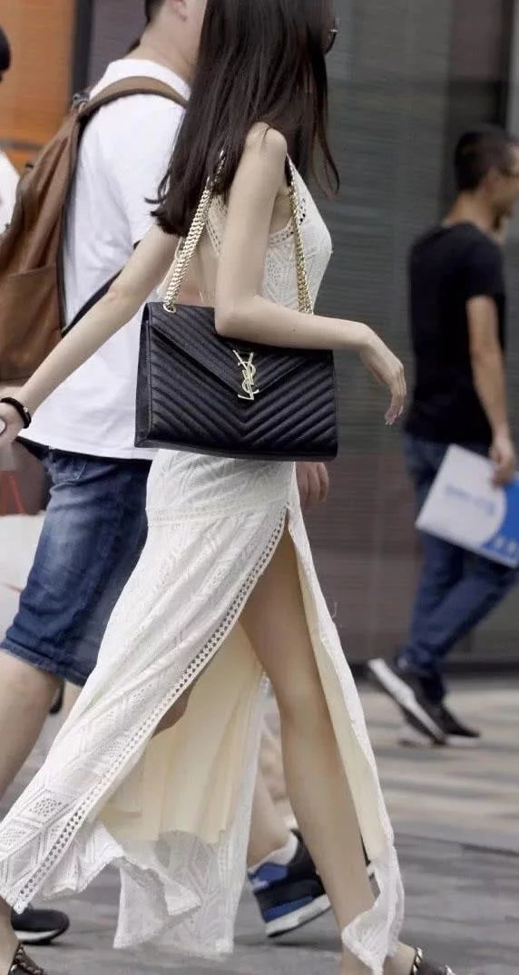 甜美小姐姐镂空开叉裙秀身材,纤细小蛮腰女神范儿十足