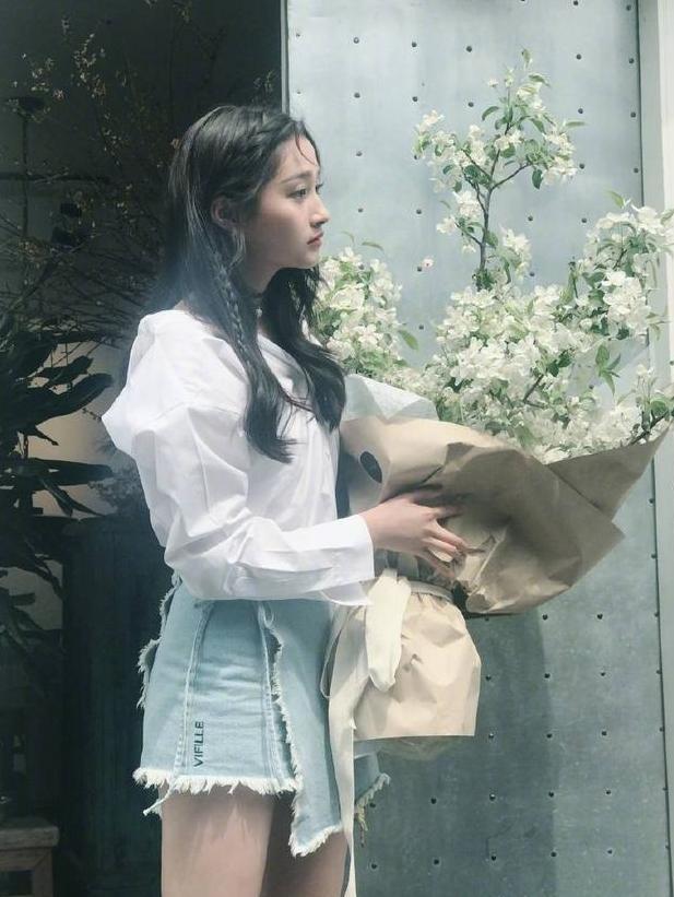 21岁关晓彤和26岁热巴同时撞衫，一个美如女神，一个却像路人