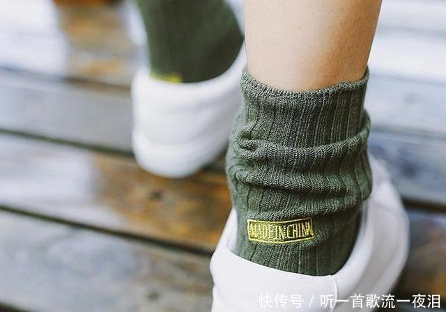 袜控带你解锁，复古文艺小清新的街头造型