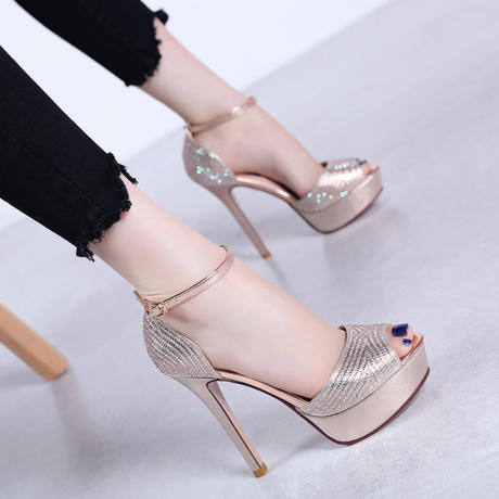 高跟凉鞋的欧美风尚，融汇东方气场，唤醒女人自然美