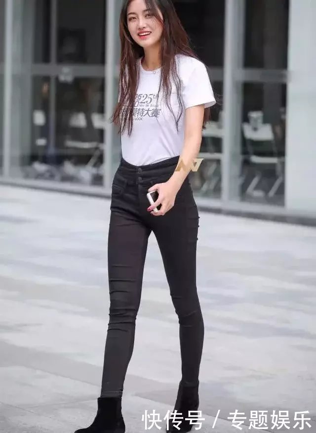 清纯小姐姐身穿白色短袖搭配黑色紧身裤，大秀一双迷人的大长腿