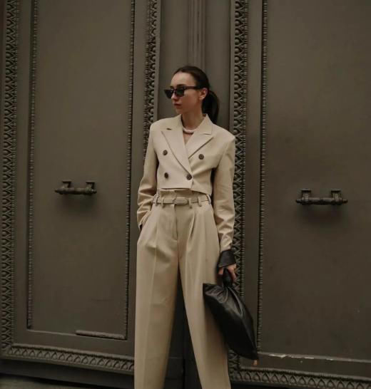 『时髦』放弃你的小白鞋吧!今年这5款鞋“回头率最高”,时髦不易撞鞋
