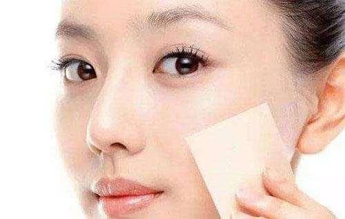 脸上螨虫爆发时有4信号，不除螨，再多护肤品都是在喂养螨虫