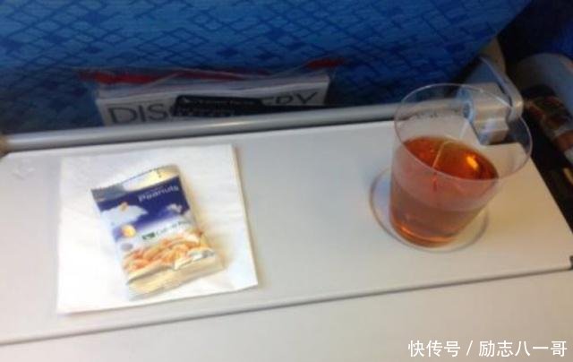 空姐偷偷告诉你,6种飞机上“隐藏福利”,不懂就亏大了!