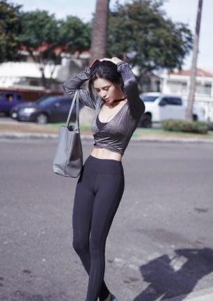 白色T恤与打底裤的穿搭，显出自然与个性的一面！